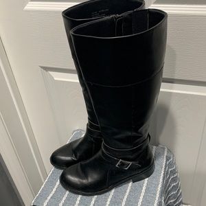 Women’s Arizona  tall black boots w/ side zipper.